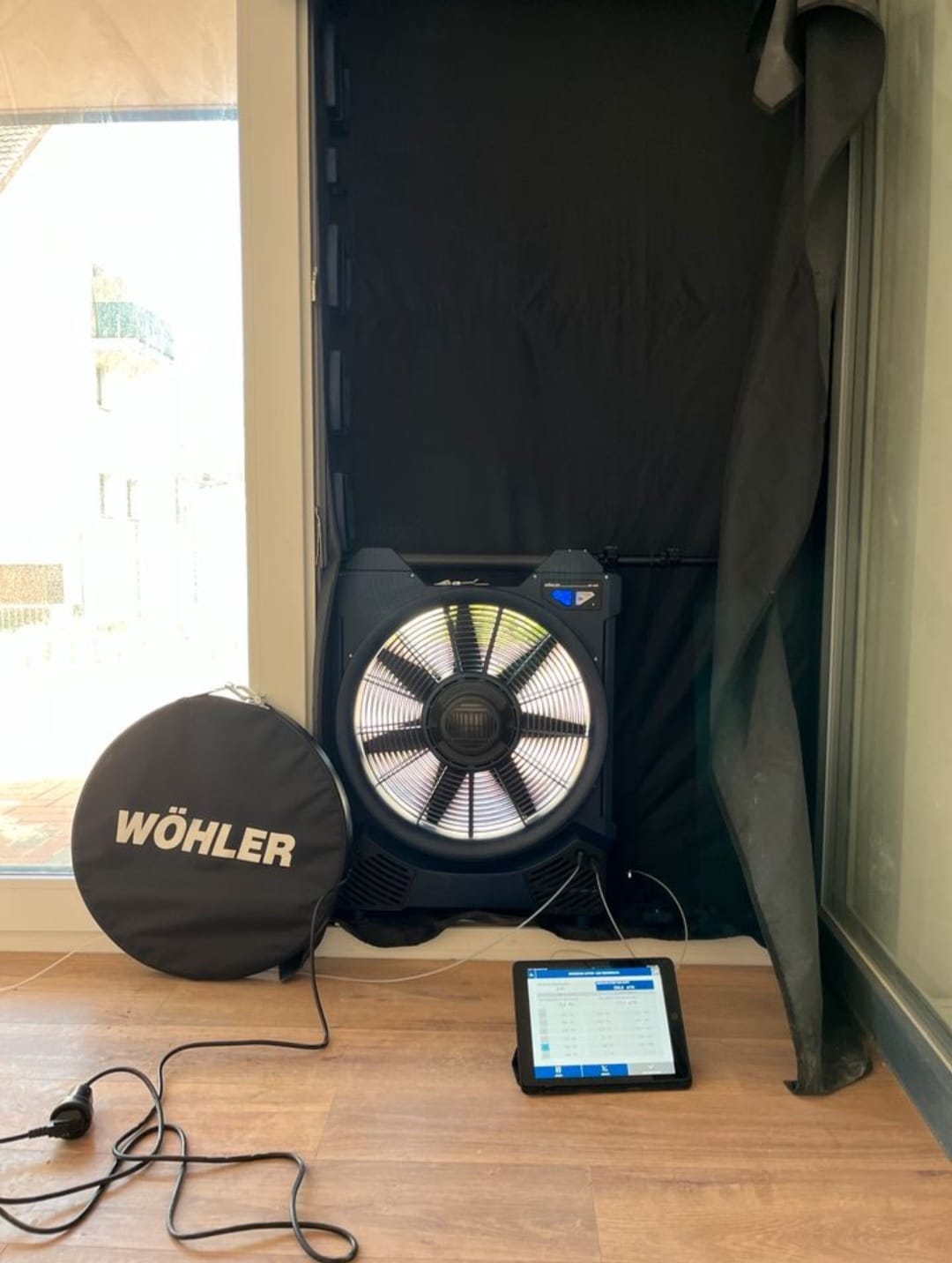 Blower-Door-Messgerät im Einsatz