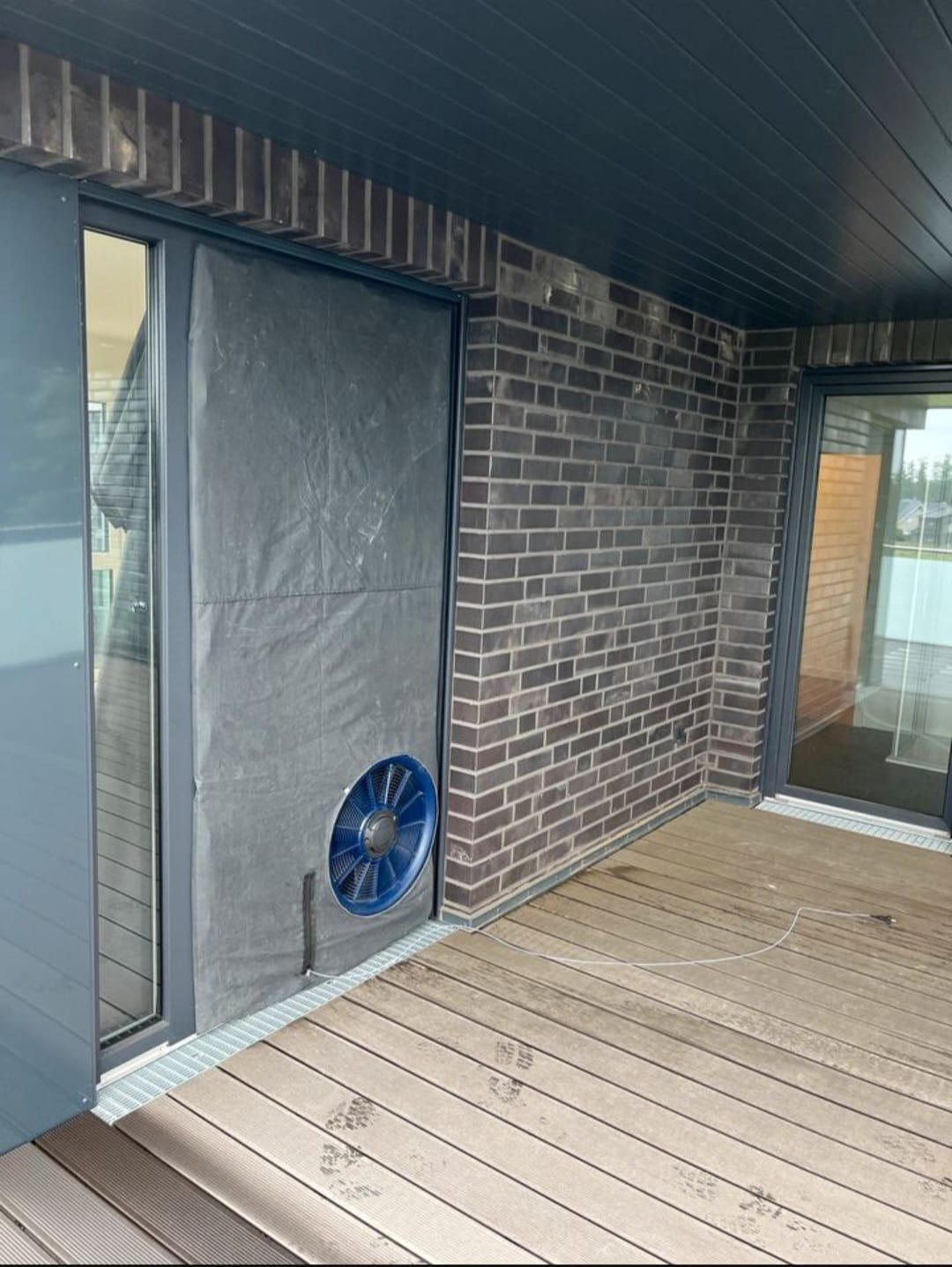 Blower-Door-Messung an Glasfassade